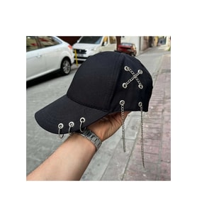Üç Piercingli Çarpı Zincirli Siyah Şapka