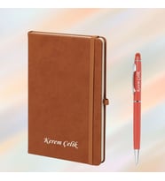 HEDİYESİBİZDEN KİŞİYE ÖZEL İSİM BASKILI LASTİKLİ TERMO DERİ  ÇİZGİLİ DEFTER-METAL TÜKENMEZ KALEM (Kahverengi)