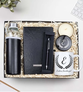 Kişiye Özel Çelenk Harf Baskılı Kupa & Kişiye Özel Siyah Touch Pen & Metal Kutulu Mum & Özel Deri Kılıflı 500 ML Su Matarası & Siyah Defter Hediye Seti