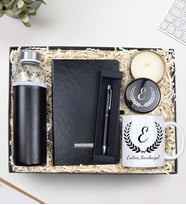 Kişiye Özel Çelenk Harf Baskılı Kupa & Kişiye Özel Siyah Touch Pen & Metal Kutulu Mum & Özel Deri Kılıflı 500 ML Su Matarası & Siyah Defter Hediye Seti