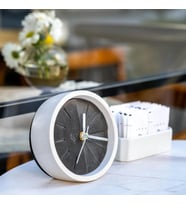 POLYTIME BETON SESSİZ MEKANİZMALI DEKORATİF ANALOG MASAÜSTÜ SAAT (Beyaz - Antrasit)