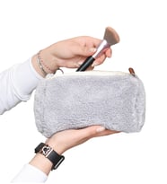 Peluş Makyaj Çantası (Uzun Tüylü) – Kadınlar İçin En Yeni Makyaj Çantası Modeli (Gri)