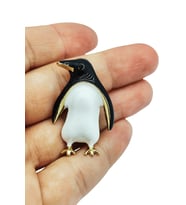 Sevimli Penguen Figürlü Gold Detaylı Broş