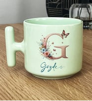 Kişiye Özel Çiçekli Kelebekli G Harfli Hediye Pastel T Kupa İsimli İsim Yazılı (Yeşil)