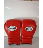 Wolfking marka Deri Boks Eldiveni kırmızı renk ipli model Orjinal Dana derisidir. 10-12-14-16oz büyüklükte İstediğiniz Bedeni msj ile bildiriniz