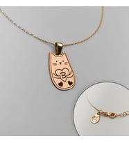 925 Ayar Gümüş Kişiselleştirilebilir Kedi Figürlü ve Harfli Kolye (Rose)