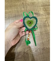 6X7 CM DERİ YEŞİL KALP PÜSKÜLLÜ BROŞ YAKA İĞNESİ TÜRBAN İĞNESİ
