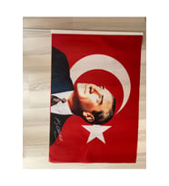 50x75cm Atatürk İmzalı Raşel Kumaş Sopalı Türk Bayrağı – Dayanıklı ve Kaliteli Dijital Baskı
