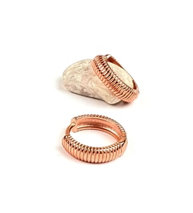 Altın işçiliğinde gümüş rose burgu halka küpe 1.2 cm çap