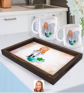BK Gift Kişiye Özel Kadın Eczacı Karikatürlü Doğal Ahşap Tepsi ve 2’li Kupa Bardak Seti-1