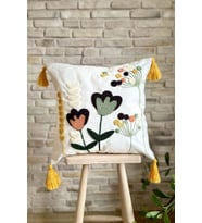 Tekli Punch İşlemeli Çiçek Desen Püsküllü Kırlent Kılıfı (Model 1)