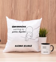 Kişiye Özel Varmış Ki Yemiş Diyelim Esprili Kare Yastık ve Siyah Kupa