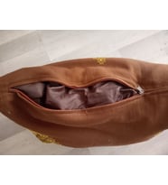 KAHVERENGİ MİNDER EL İŞLEMESİ BÜYÜK BOY FERMUARLI 63x52x13cm