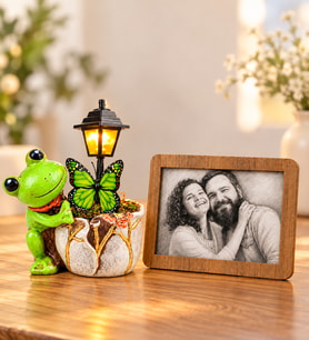 Kişiye Özel Karakalem Fotoğraflı Ahşap Çerçeve ve Yeşil Kurbağa Masa Lambası Hediye Seti