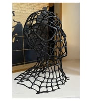 18 cm Ağ Desenli Süper Kahraman Maske Büst Dekoru – Siyah
