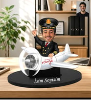 Kişiye Özel Pilot Biblo – Karikatürlü Uçak Temalı Figür – Fotoğraflı İsim Yazılı Hediye Pilot Karikatürlü Ahşap Biblo – Uçak Temalı Masaüstü İsimlik Pilota Hediye Havacı Tasarımlı