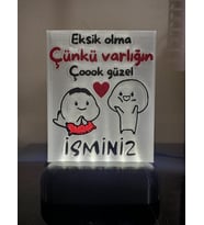 Kişiye Özel İsimli Hediyelik Kablolu Led Lamba - M7 - Varlığın Çoook Güzel (Beyaz)