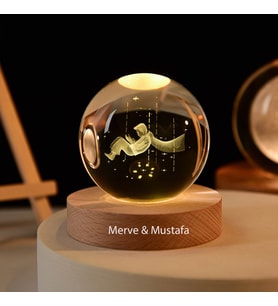 Kişiye Özel Işıklı Ahşap Kaideli Küçük Prens Temalı Cam Küre 8*6cm