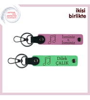 Müzikle Büyüyen Gençlere Kalıcı Hatıra, Kişisel Notalı Deri Anahtarlık Takımı, Pembe-Fıstık Yeşil