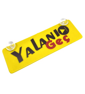 Yalanı Geç Yazılı Sarı Dekor Plaka Vantuzlu Cam Süsü 22X7.5Cm
