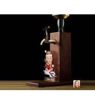 BK Gift Kişiye Özel Kadın Yılbaşı Karikatürlü Musluklu Ahşap Viski Standı-1, Viski Çeşmesi, Doğum Günü Hediyesi, İçecek Dispenseri