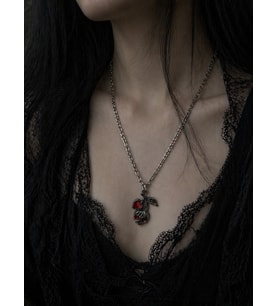 Gotik Kiraz Kuru Kafa Kolye Kırmızı Detaylı Metal Zincir Unisex