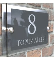 Gümüş Detaylı Pleksi Kapı İsimliği 20x13cm – Şeffaf Pleksi & Metal Arka Plaka Aile İsimlikleri Koleksiyonu