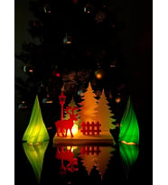 Geyik ve Çam Ağaçlı Kış Köyü Tealight Mumluk Işıklı Yılbaşı Masaüstü Dekoru (Çok Renkli)