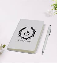 BK Gift Kişiye Özel Çelenk Baş Harfli İsimli 9x14cm Beyaz Defter ve Kalem Hediye Seti - Model 2