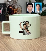 Kişiye Özel Karikatürlü Siyah Beyaz Taraftar Baba Oğul Lüks Pastel Fincan Babalar Günü Hediyesi