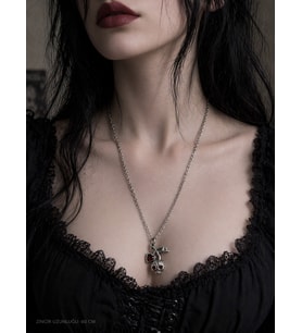 Gotik Kuru Kafa Kiraz Figürlü Kırmızı Taşlı Unisex Kolye Gümüş Renk
