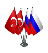 Masa Üstü Rusya Bayrağı Türk Bayrağı Dörtlü Krom Direk Masa Bayrak Seti