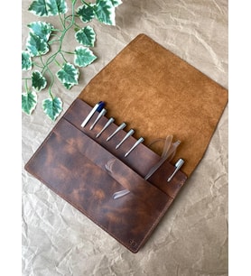 ALESTA LEATHER İsme Özel El Yapımı Hakiki Deri Jumbo Boy Kalemlik & Çok Amaçlı Çanta (Koyu Taba)