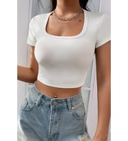 Kadın Beyaz Yarım Kol Düz Yaka Crop Top Bluz