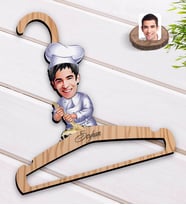 BK Gift Kişiye Özel Erkek Aşçı Karikatürlü Standart Boy Ahşap Elbise Askısı-1