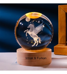 Kişiye Özel Işıklı Ahşap Kaideli Şahlanan At Cam Küre 8cm*6cm
