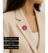Pembe Şeker Glazürlü Donut Broş – Renkli Taşlı Eğlenceli Kadın Yaka İğnesi