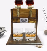BK Gift Kişiye Özel Renkli Baskılı Kaligrafi İsimli İkili Viski Bardağı ve Çift Musluklu Doğal Ahşap Viski Standı-4 (Model 1)
