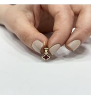14 Ayar Altın Taşlı Mini Yonca Kolye Ucu (Kırmızı)