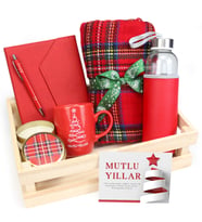 Ahşap Kasalı Kişiye Özel Gümüş Renk Detaylı Kırmızı Tükenmez Kalem & Zarf Model Defter & Ekose Desenli Metal Kutulu Mum & Mutlu Yıllar Kupa & Kalın Şal & Deri Kılıflı Su Matarası Hediye Seti