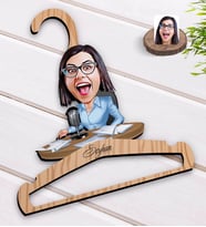 BK Gift Kişiye Özel Kadın Spiker Karikatürlü Standart Boy Ahşap Elbise Askısı-1