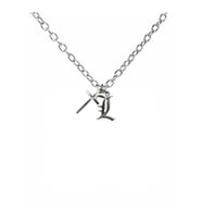 Death Note L Figürlü & Haç Sembollü Unisex Kolye – Gizemli ve Anlamlı Tasarım (Gümüş)