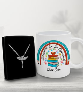 Öğretmenler Günü Kişiye Özel Çocuk Eli İzli Dünyanın En İyi Öğretmeni Tasarımlı Kupa &Melek Kolye Hediye Kutusu