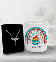 Öğretmenler Günü Kişiye Özel Çocuk Eli İzli Dünyanın En İyi Öğretmeni Tasarımlı Kupa &Melek Kolye Hediye Kutusu
