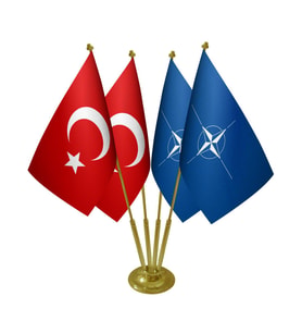 Masa Üstü NATO Bayrağı Türk Bayrağı Dörtlü Pirinç Direk Masa Bayrak Seti