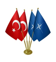 Masa Üstü NATO Bayrağı Türk Bayrağı Dörtlü Pirinç Direk Masa Bayrak Seti