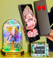 Kişiye Özel Renkli Led Işıklı Fanus ve Kutusunda Pembe Ayıcık Buketi (Model 5)