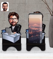BK Gift Kişiye Özel Erkek Genel Müdür Karikatürlü Ahşap Biblo Telefon Standı-1