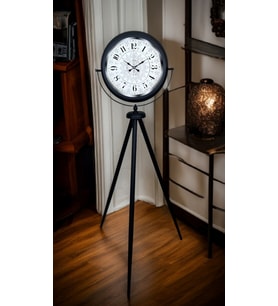 Siyah Desenli Şık Tripod Ayaklı Saat (Standart)