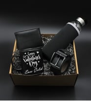 Sevgililer Gününe Özel H2O Kılıflı Cam Suluk& Kişiye Özel Happy Valentines Day Gümüş İsim Baskılı Siyah Kupa & Cüzdan& Kemer Hediye Seti (Model 1)